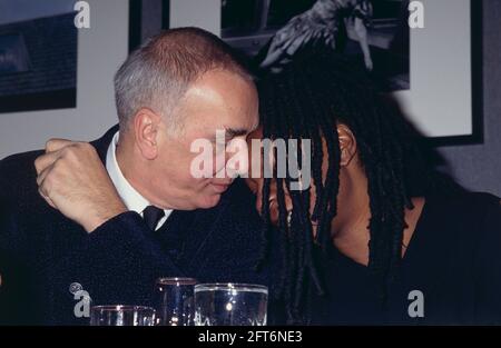 Frank Langella et Whoopi Goldberg assistent au 9e dîner annuel du film Award au National Arts Club de New York le 24 février 1997. Crédit photo : Henry McGee/MediaPunch Banque D'Images