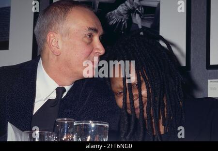 Frank Langella et Whoopi Goldberg assistent au 9e dîner annuel du film Award au National Arts Club de New York le 24 février 1997. Crédit photo : Henry McGee/MediaPunch Banque D'Images