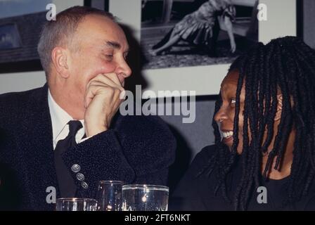 Frank Langella et Whoopi Goldberg assistent au 9e dîner annuel du film Award au National Arts Club de New York le 24 février 1997. Crédit photo : Henry McGee/MediaPunch Banque D'Images