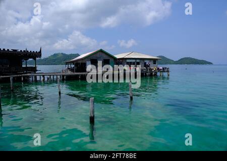 Indonésie Iles Anambas - village de l'île Jemaja avec maisons Kelong Banque D'Images