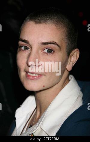 Sinead O'Connor à la porte du spectacle tardif avec David Letterman au Ed Sullivan Theatre de New York le 12 décembre 2005. Crédit photo : Henry McGee/MediaPunch Banque D'Images