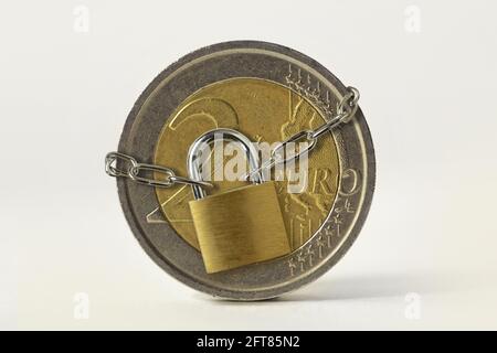 Euro coin avec chaîne et cadenas sur fond blanc - Concept de sécurité financière Banque D'Images