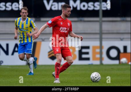 WAALWIJK, PAYS-BAS - MAI 13 : Gijs Smal du FC Twente contrôle la balle lors du match néerlandais Eredivisiie entre le RKC Waalwijk et le FC Twente à Mand Banque D'Images