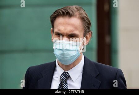 Le présentateur de télévision, le Dr Christian Jessen, arrivant à la haute Cour de Belfast alors que les procédures de diffamation engagées contre lui par le Premier ministre Arlene Foster continuent. Date de la photo: Vendredi 21 mai 2021. Banque D'Images