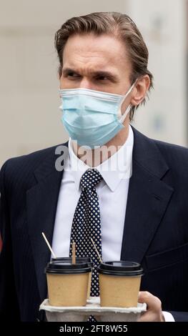 Le présentateur de télévision, le Dr Christian Jessen, arrivant à la haute Cour de Belfast alors que les procédures de diffamation engagées contre lui par le Premier ministre Arlene Foster continuent. Date de la photo: Vendredi 21 mai 2021. Banque D'Images