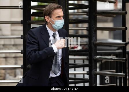 Le présentateur de télévision, le Dr Christian Jessen, quitte la haute Cour de Belfast alors que les procédures de diffamation engagées contre lui par le Premier ministre Arlene Foster continuent. Date de la photo: Vendredi 21 mai 2021. Banque D'Images