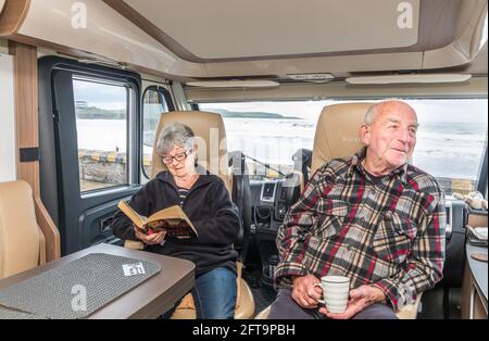 Garrettstown, Cork, Irlande. 21 mai 2021. Après quelques jours de tempêtes le long de la côte, le couple retraité Margaret et John O'Brien se détendent dans leur motorhome sur le front de mer à Garrettstown, Co. Cork, Irlande.- Credit; David Creedon / Alay Live News Banque D'Images