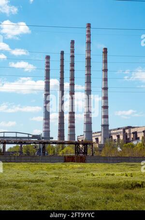 Centrale au charbon. Concept d'énergie thermique. Cheminées contre le ciel bleu. Banque D'Images