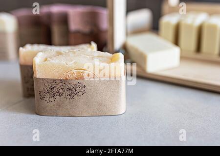 Mise en page et emballage de savon et de cosmétiques frais préparés à la main pour le soin de la peau du corps. Spa à la maison. Petite entreprise. Banque D'Images