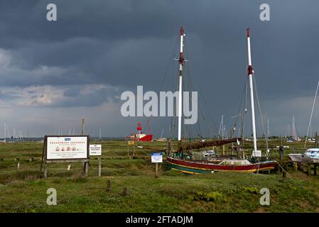 Bateaux sur le marais salant, West Mersea, Essex, Angleterre, Royaume-Uni Banque D'Images