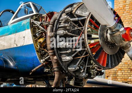 Moteur ouvert d'un avion privé léger de plaisir à un seul moteur. Réparation d'avion le jour ensoleillé du printemps. Entretien des petits moteurs d'avion. Banque D'Images