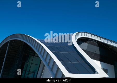 Gateshead, Royaume-Uni - 6 avril 2019 : gros plan de la ligne de toit en acier courbe du bâtiment Sage à Gateshead, contre un ciel bleu. Banque D'Images