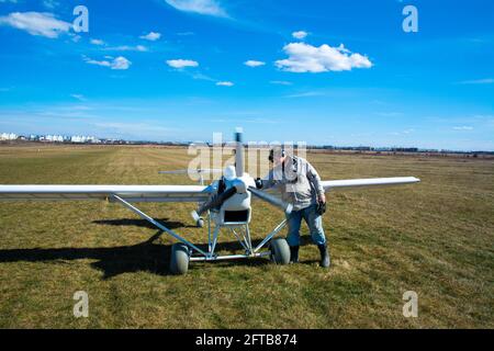 Kiev, Ukraine, le 04 avril 2021 - Airfield Chaika, un opérateur avec un avion sans pilote sur la piste. Un homme vole un avion sans pilote conçu pour Banque D'Images