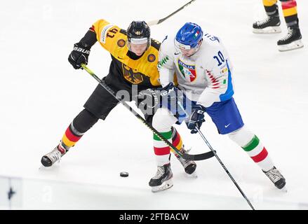 Riga, Lettonie. 22 mai 2021. Riga, Lettonie. 21 mai 2021. Jonas MÜLLER, MUELLER, DEB 41 Stefano GILIATI, ITA 10 ALLEMAGNE - ITALIE Championnat DU MONDE DE HOCKEY SUR GLACE IIHF à Riga, Lettonie, Lettland, 21 mai 2021, Saison 2020/2021 crédit: Peter Schatz/Alamy Live News crédit: Peter Schatz/Alamy Live News Banque D'Images