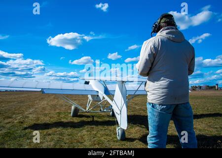 Un opérateur avec un avion sans pilote sur la piste. Un homme vole un avion sans pilote conçu pour être utilisé dans l'industrie agricole. Banque D'Images