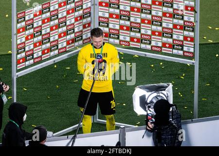 Berlin, Olympiastadion 13.05.21: Lukasz Piszczek (BVB) est interviewé après le match final de coupe entre RB Leipzig et Borussia Dortmund. Foto : pré Banque D'Images