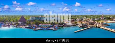 Port à Puerta Maya - littoral avec eau bleue des caraïbes À Cozumel au Mexique Banque D'Images