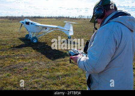 Un opérateur avec un avion sans pilote sur la piste. Un homme vole un avion sans pilote conçu pour être utilisé dans l'industrie agricole. Banque D'Images