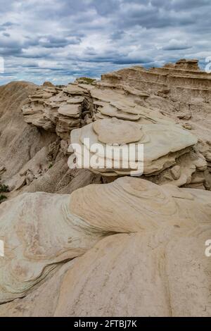 Formations de grès au sommet d'argile solfter dans le parc géologique de Toadstool, Oglala National Grassland, Nebraska, États-Unis Banque D'Images