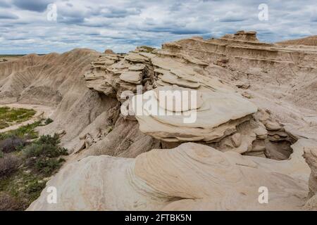 Formations de grès au sommet d'argile solfter dans le parc géologique de Toadstool, Oglala National Grassland, Nebraska, États-Unis Banque D'Images