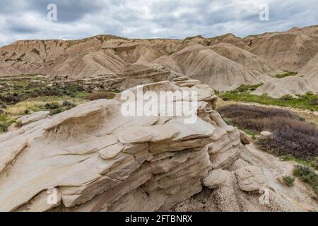 Formations de grès au sommet d'argile solfter dans le parc géologique de Toadstool, Oglala National Grassland, Nebraska, États-Unis Banque D'Images