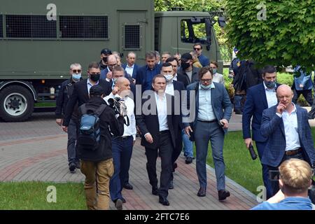 Kiev, Ukraine. 21 mai 2021. KIEV, UKRAINE - 21 MAI 2021 - le député Viktor Medvedchuk (C) arrive à la Cour d'appel de Kiev pour examiner les appels de l'accusation ainsi que la défense demandant de changer la mesure préventive, Kiev, capitale de l'Ukraine. Credit: UKRINFORM/Alamy Live News Banque D'Images