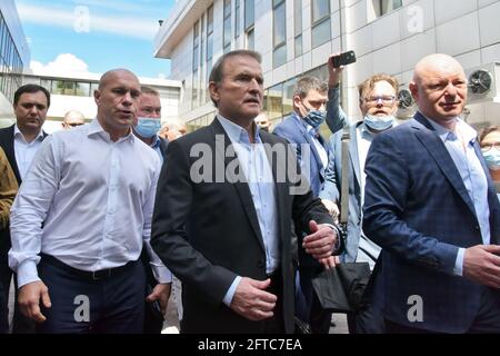 Kiev, Ukraine. 21 mai 2021. KIEV, UKRAINE - le 21 MAI 2021 - les députés Illia Kyva et Viktor Medvedchuk (de gauche à droite) sont photographiés devant la Cour d'appel de Kiev pour examiner les appels de l'accusation et de la défense, Kiev, capitale de l'Ukraine. Credit: UKRINFORM/Alamy Live News Banque D'Images