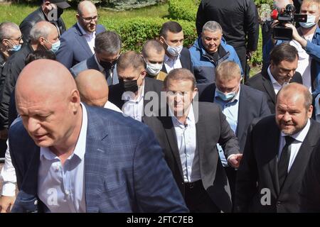 Kiev, Ukraine. 21 mai 2021. KIEV, UKRAINE - 21 MAI 2021 - le député Viktor Medvedchuk (C) arrive à la Cour d'appel de Kiev pour examiner les appels de l'accusation ainsi que la défense demandant de changer la mesure préventive, Kiev, capitale de l'Ukraine. Credit: UKRINFORM/Alamy Live News Banque D'Images