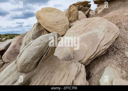 Formations de grès au sommet d'argile solfter dans le parc géologique de Toadstool, Oglala National Grassland, Nebraska, États-Unis Banque D'Images