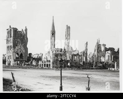 Première Guerre mondiale, première Guerre mondiale, front occidental - UNE vue des dommages de la place à Ypres, Flandre Occidentale, Belgique Banque D'Images