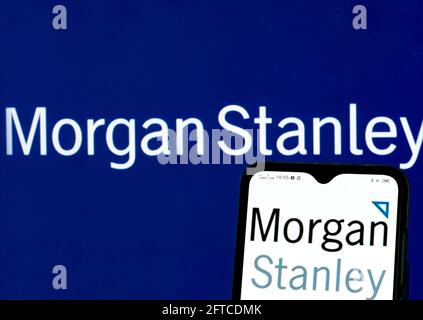 Ukraine. 21 mai 2021. Dans cette illustration, un logo Morgan Stanley apparaît sur un smartphone et en arrière-plan. Credit: Igor Golovniov/SOPA Images/ZUMA Wire/Alamy Live News Banque D'Images