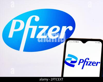 Ukraine. 21 mai 2021. Dans cette illustration, un logo Pfizer, Inc. Apparaît sur un smartphone et en arrière-plan. Credit: Igor Golovniov/SOPA Images/ZUMA Wire/Alamy Live News Banque D'Images