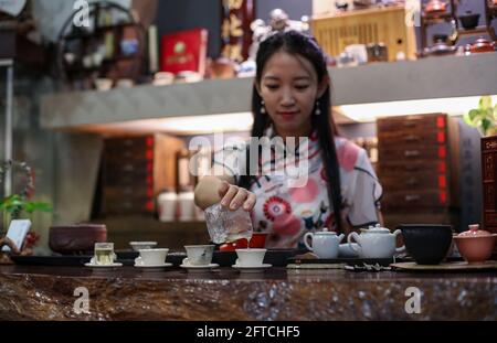 Sydney. 21 mai 2021. Wei Zheng présente des œuvres d'art du thé dans un salon de thé de style chinois au quartier chinois de Sydney, en Australie, le 21 mai 2021. L'Assemblée générale des Nations Unies a adopté une résolution en décembre 2019 pour désigner le 21 mai comme Journée internationale du thé. Credit: Bai Xuefei/Xinhua/Alay Live News Banque D'Images