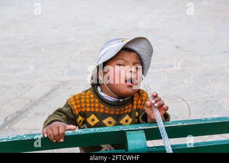 Un garçon du syndrome de Quechua Down à Chinchero, un petit village rustique andin de la vallée Sacrée, province d'Urubamba, région de Cusco, Pérou Banque D'Images