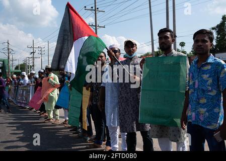 Dhaka, Dhaka, Bangladesh. 21 mai 2021. Après la prière de vendredi, les musulmans bangladais protestent contre Israël en solidarité avec le peuple palestinien sur la route Dhaka-Aricha à Dhaka, au Bangladesh. Credit: Fatima-Tuj Johora/ZUMA Wire/Alamy Live News Banque D'Images