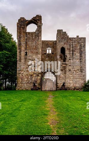 Les ruines de la passerelle du XIVe siècle de deux étages, autrefois formidable, construite au cours du renforcement des fortifications après 1341, Banque D'Images