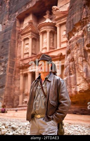 US Tourist habillé comme Harrison Ford en dehors du Trésor (Al-Khazneh), un emplacement de 'Indiana Jones et la dernière croisade". Banque D'Images