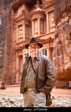 US Tourist habillé comme Harrison Ford en dehors du Trésor (Al-Khazneh), un emplacement de 'Indiana Jones et la dernière croisade". Banque D'Images