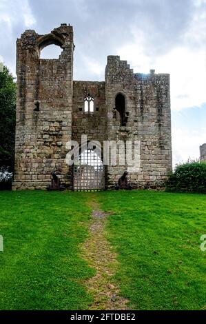 Les ruines de la passerelle du XIVe siècle de deux étages, autrefois formidable, construite au cours du renforcement des fortifications après 1341, Banque D'Images