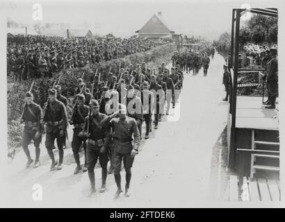 Première Guerre mondiale, première Guerre mondiale, front occidental - les Américains passent devant sa Majesté le roi George V lors d'un défilé d'église Banque D'Images