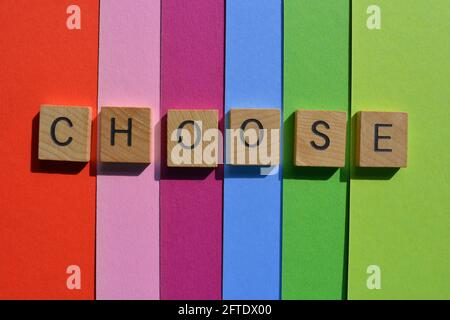 Choisissez, mot en lettres de l'alphabet de bois isolées sur fond coloré Banque D'Images