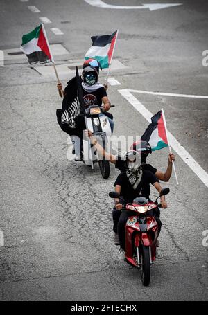 Kuala Lumpur, Malaisie. 21 mai 2021. Les manifestants brandirent les drapeaux pendant la manifestation en moto.les manifestants se sont rendus dans les rues du centre de KL près de l'ambassade des États-Unis pour célébrer l'accord de cessez-le-feu entre Israël et le Hamas pour mettre fin au conflit de 11 jours à Gaza. (Photo de Wong Fok Loy/SOPA Images/Sipa USA) Credit: SIPA USA/Alay Live News Banque D'Images