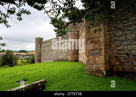 Les murs caillés de la prison de Jedburgh avec des curés et de petites tours à angles entourant un site D-plan construit sur le site de l'ancien château Banque D'Images