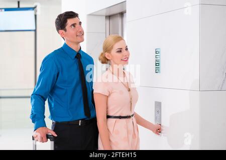 Couple en attente de l'ascenseur ou l'ascenseur de l'hôtel Banque D'Images