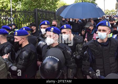 Kiev, Ukraine. 21 mai 2021. KIEV, UKRAINE - MAI 21, 2021 - la police de Riot garde debout devant la Cour d'appel de Kiev accueillant les appels de la poursuite et de la défense concernant l'arrestation à domicile de la plate-forme d'opposition - pour la vie (OPZZh), Victor Medvedchuk, député soupçonné de trahison et de tentative de pillage des ressources nationales temporairement occupées Crimée, Kiev, capitale de l'Ukraine. Credit: UKRINFORM/Alamy Live News Banque D'Images