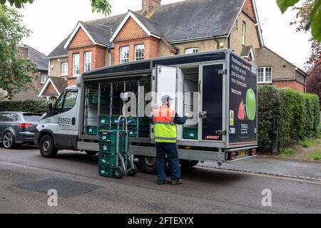 Camion de livraison Tesco dans une rue résidentielle du sud-ouest de Londres, Angleterre, Royaume-Uni Banque D'Images