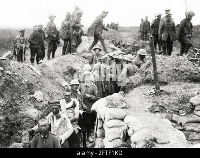 Première Guerre mondiale, première Guerre mondiale, front occidental - prisonniers allemands venant de Contalmaison, département de somme, hauts-de-France, France Banque D'Images