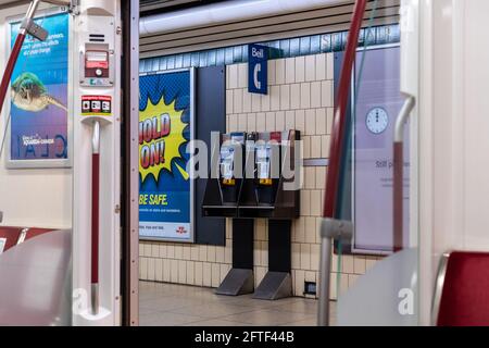Téléphones payants vus de l'intérieur d'un métro TTC À la ligne 1 du transport public de la Toronto Transit Commission Au Canada Banque D'Images