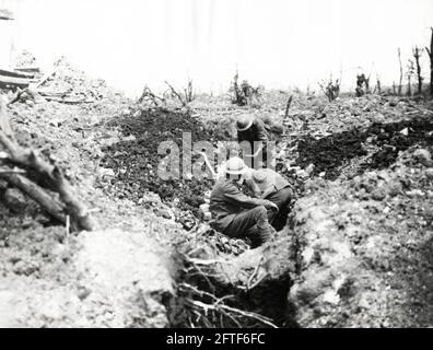 Première Guerre mondiale, première Guerre mondiale, front occidental - des hommes du Worcester Regiment creusant une tranchée de communication à Ovillers-la-Boiselle, département de somme, hauts-de-France, France Banque D'Images