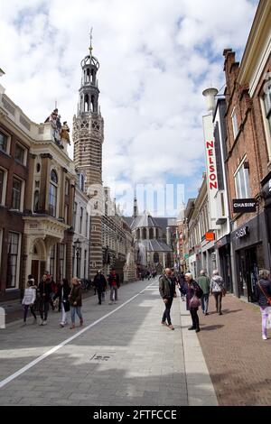 Shopping dans une rue commerçante (Lange Straat) Dans la ville hollandaise d'Alkmaar avec une grande église (Grote Kerk ou Sint-Laurenskerk) et la vieille mairie Banque D'Images